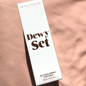 Anastasia Beverly Hills Dewy Set Spray